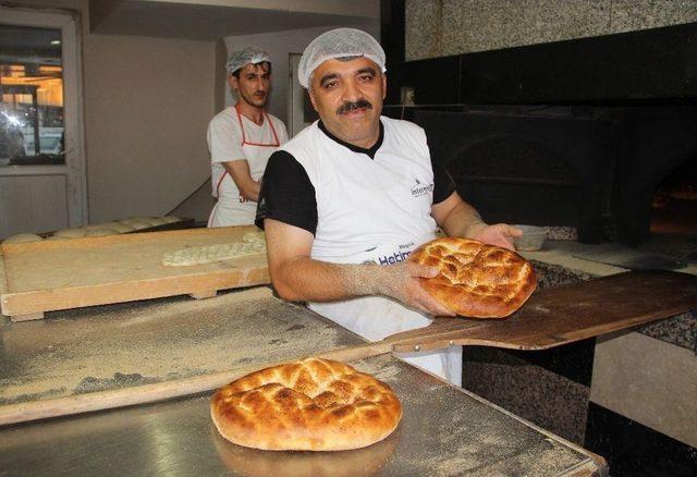 Ramazan Pidesi İçin Kuyruğa Giriyorlar