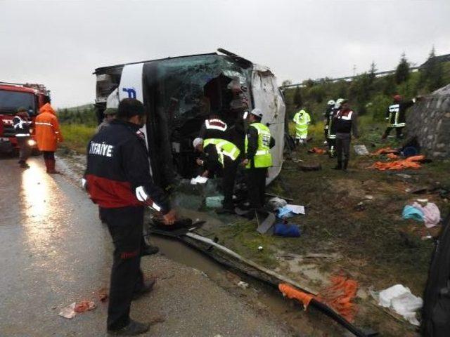 Yolcu Otobüsü Köprüden Alt Yola Düştü: 48 Yaralı (2)