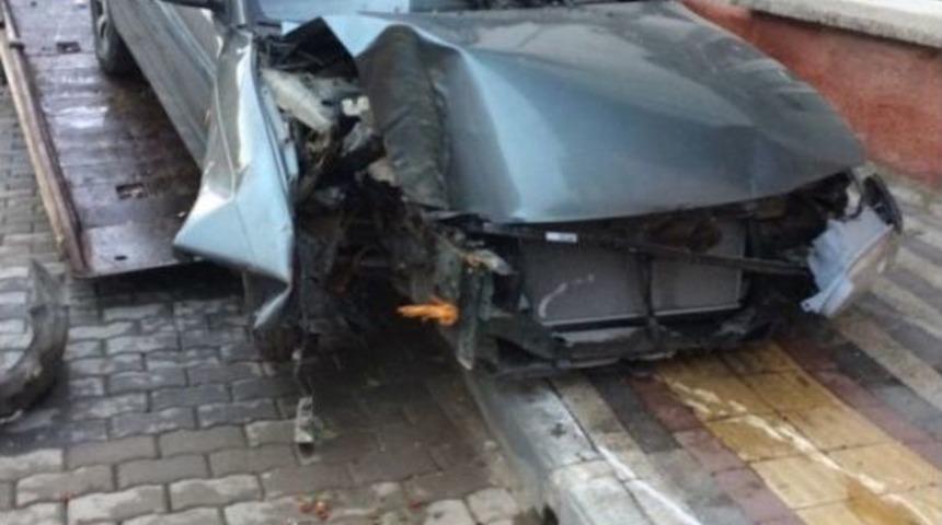 Otomobil Ağacı Devirdi