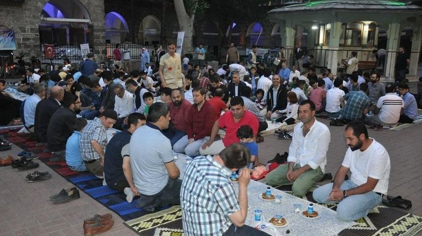 İhh&rsquo;dan &Uuml;mmet İftarı