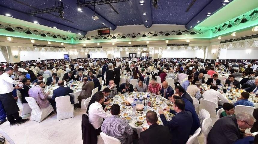 Başkan Akg&uuml;l&rsquo;&uuml;n İftar Programları S&uuml;r&uuml;yor