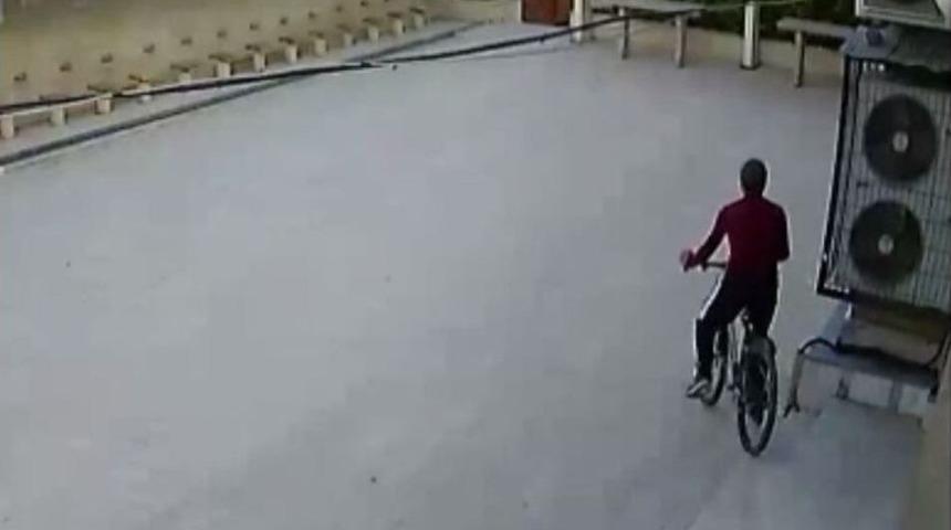 (&ouml;zel Haber) - Camide Bisiklet Hırsızlığı G&uuml;venlik Kamerasına Yansıdı