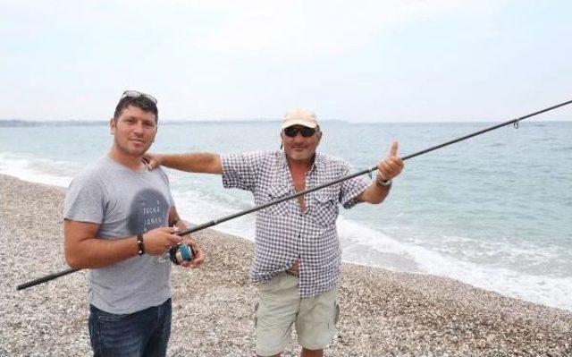 Yakaladıkları 30 Kiloluk Balığı Denize Bıraktılar 2