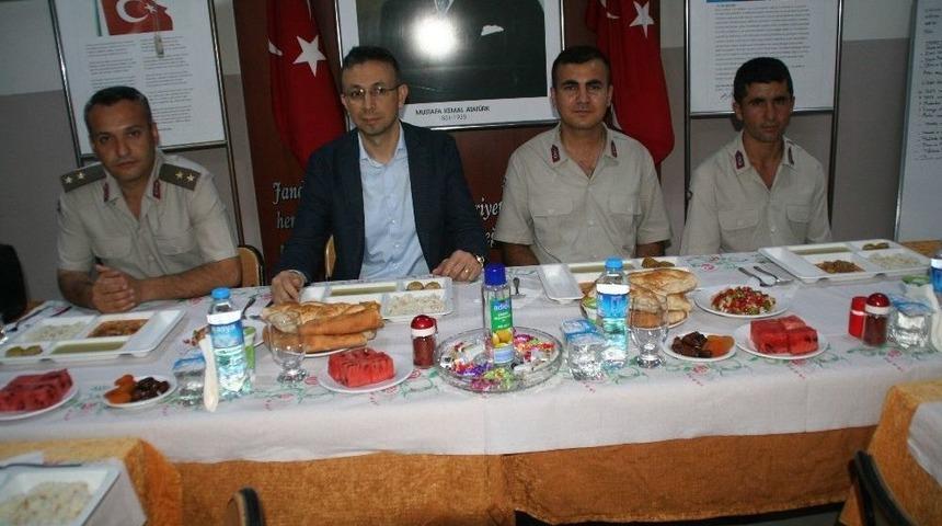 Devrek Kaymakamı G&uuml;ney Askerlere İftarda Buluştu