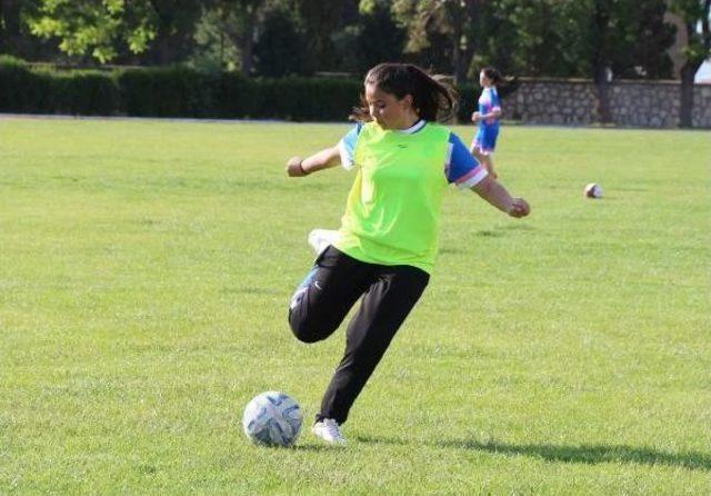 Burdurspor Kadın Futbol Takımı Kurdu