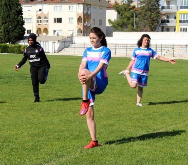 Burdurspor Kadın Futbol Takımı Kurdu 3
