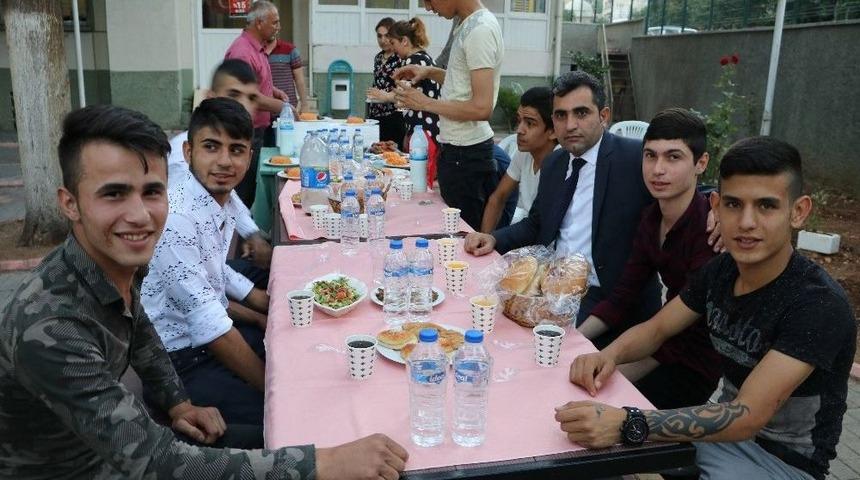 Polis Gen&ccedil;lerle İftarda Buluştu