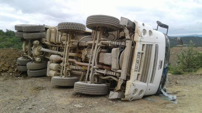 Y&uuml;kleme Yapan Kamyon Devrildi