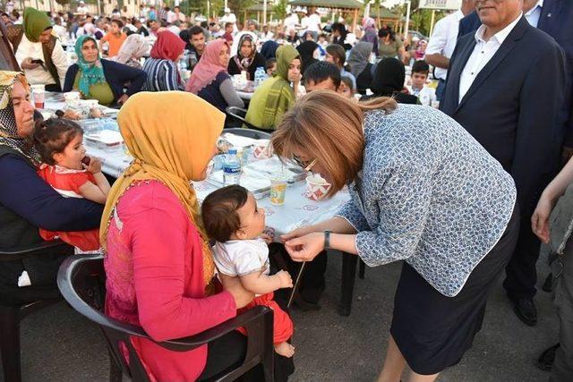 Başkan Şahin, İftar Sofralarında Vatandaşlarla Buluşuyor