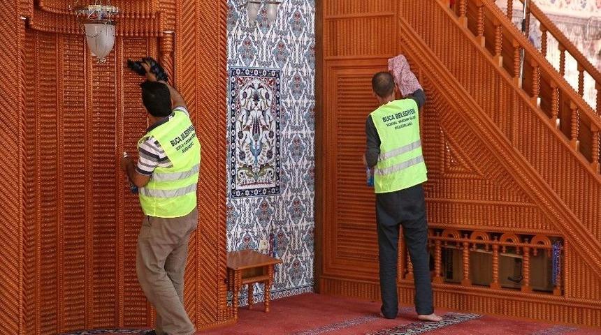 Buca Camilerinde Bayram Temizliği