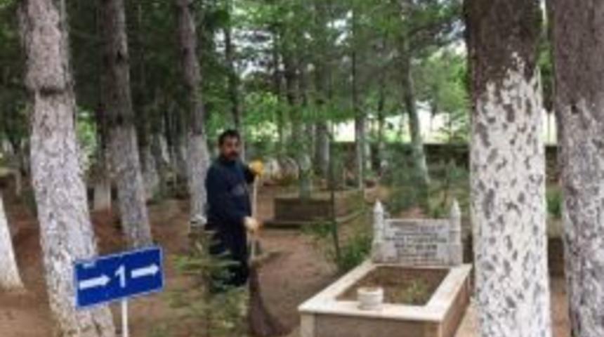 Altıntaş&rsquo;ta Bayram &Ouml;ncesi Mezarlık Temizliği