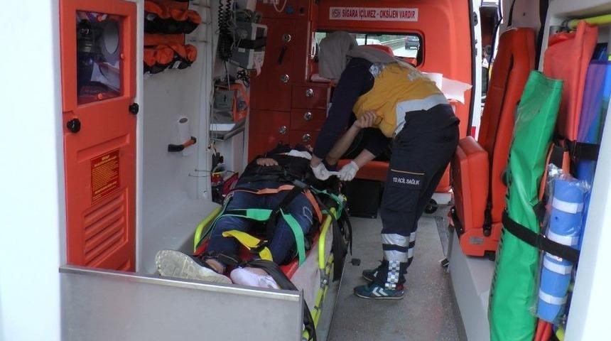 108 Promil Alkoll&uuml; Olduğu İddia Edilen S&uuml;r&uuml;c&uuml; Beton Bariyere &Ccedil;arptı: 4 Yaralı