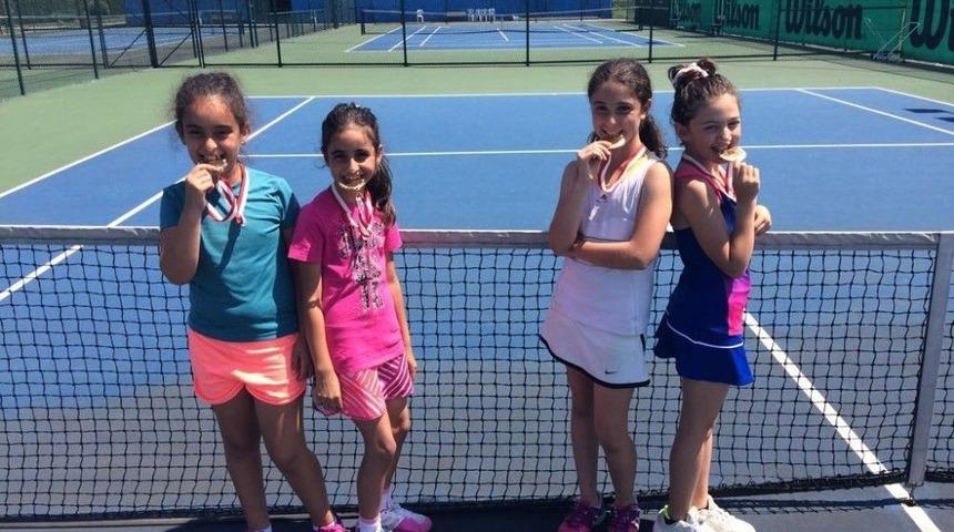 K&uuml;&ccedil;&uuml;k Tenis&ccedil;iler Madalyaya Doymuyor