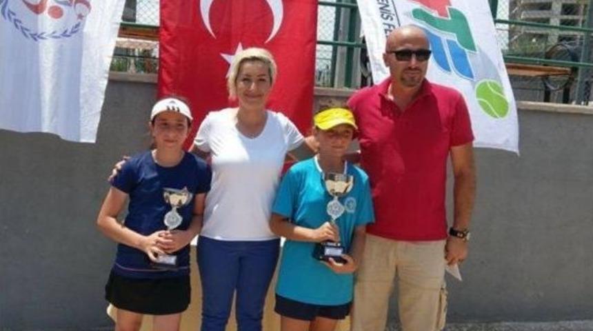 Mersin&rsquo;de D&uuml;zenlenen 12 Yaş Tenis Turnuvası Sona Erdi