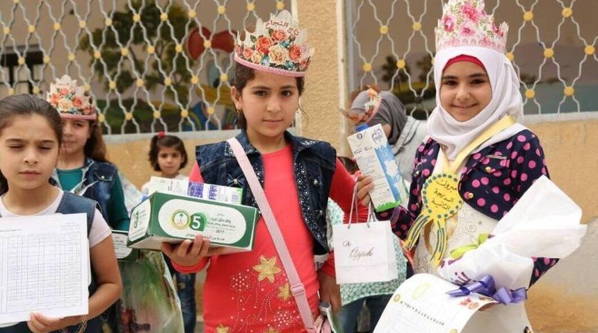 Suriyeli Bin 800 &Ouml;ğrenciye Karne Hediyesi