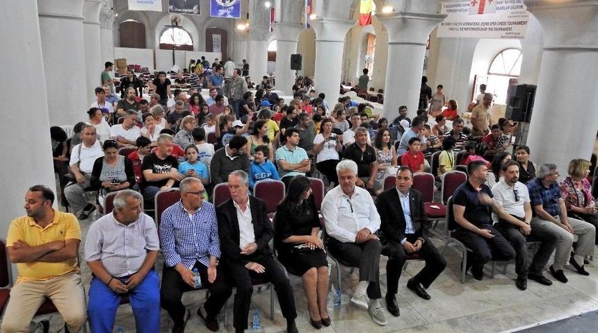 &Ccedil;eşme Open Satran&ccedil; Turnuvasında &Ouml;d&uuml;ller Sahiplerini Buldu