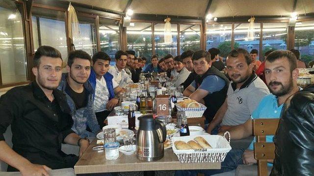 Başkan Duymuş, Gen&ccedil;lerle İftar Sofrasında Buluştu 2