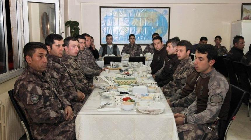 Vali G&uuml;l, &Ouml;zel Harekat Polisleriyle Sahur Yaptı