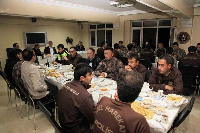 Vali Gül, Özel Harekat Polisleriyle Sahur Yaptı