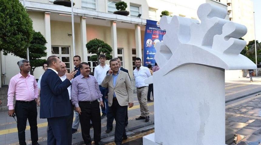 Taş Heykeller Belediye Binası &Ouml;n&uuml;nde Vatandaşla Buluşuyor