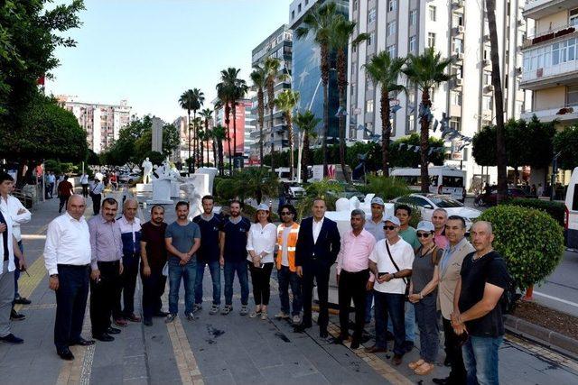 Taş Heykeller Belediye Binası Önünde Vatandaşla Buluşuyor