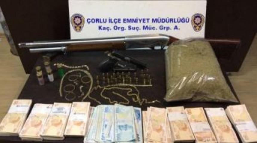 Cezaevindeki Cinayet Zanlısının Evinde Uyuşturucu, Silah Ele Ge&ccedil;ti