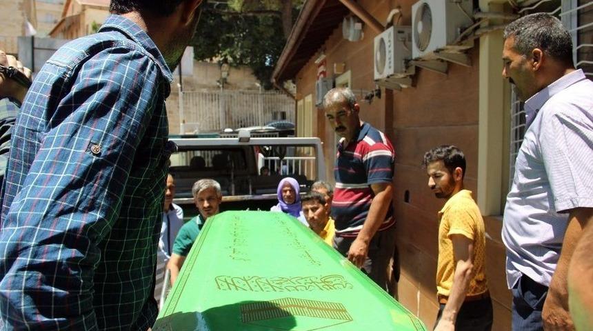 Yol Kenarında Erkek Cesedi Bulundu