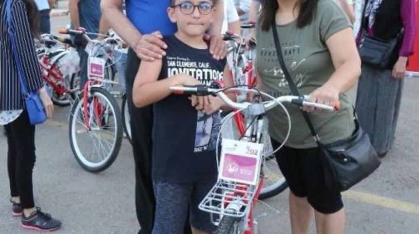 Mezitli Belediyesi, Babalar G&uuml;n&uuml;&rsquo;nde 50 Bisiklet Dağıttı