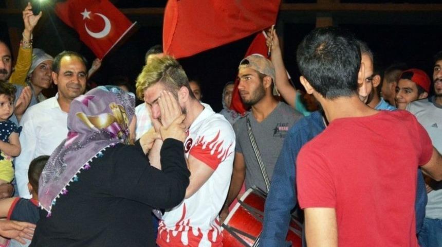 Engelli Milli Basket&ccedil;iye Kahramanlar Gibi Karşılama