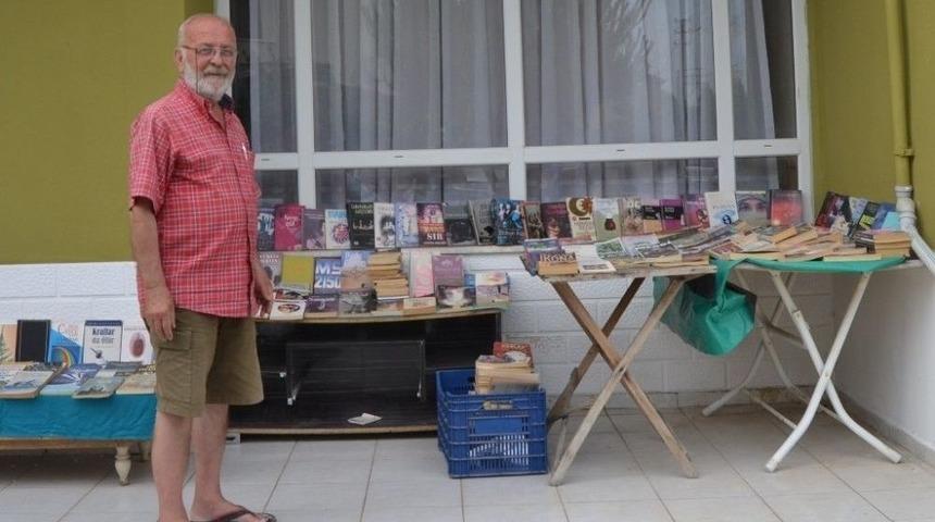 Kitapları Okunsun Diye Sergiliyor