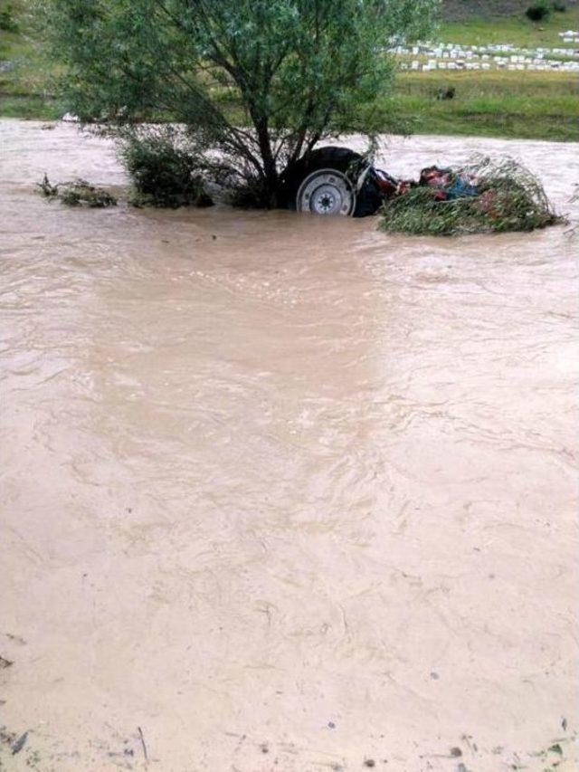 Sel Sularının Sürüklediği Traktörü Ağaca Takılınca Kurtuldu