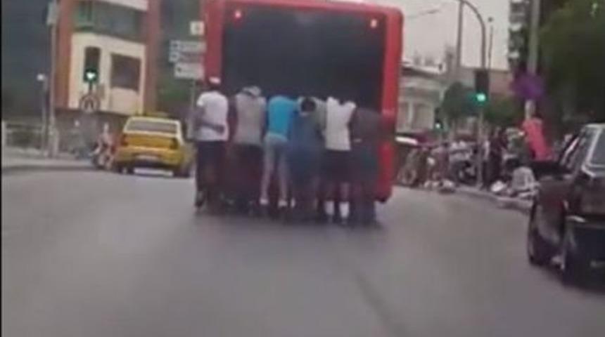 Patenle Otob&uuml;s&uuml;n Arkasına Tutunan 7 Gen&ccedil; &Ouml;l&uuml;me Meydan Okudu