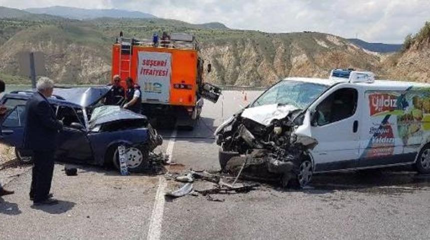Sivas'ta Otomobil Ile Hafif Ticari Ara&ccedil; &Ccedil;arpıştı: 1 &Ouml;l&uuml;, 1 Yaralı