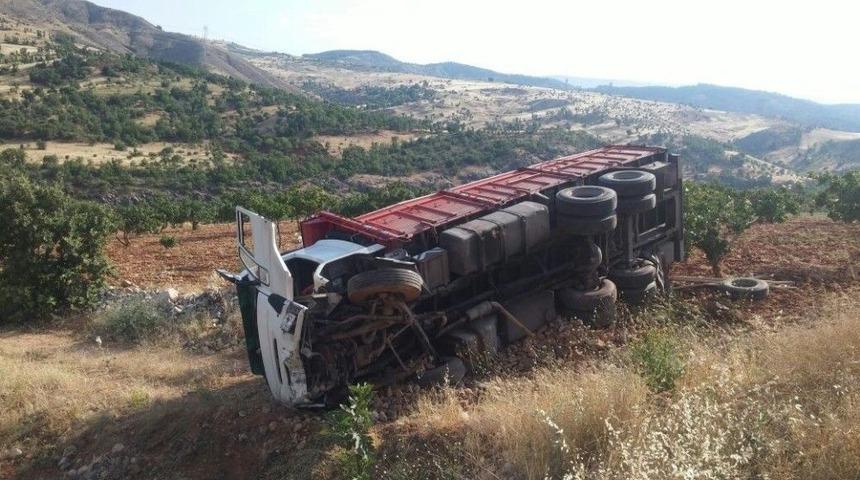 Adıyaman&rsquo;da Tır Devrildi: 1 Yaralı