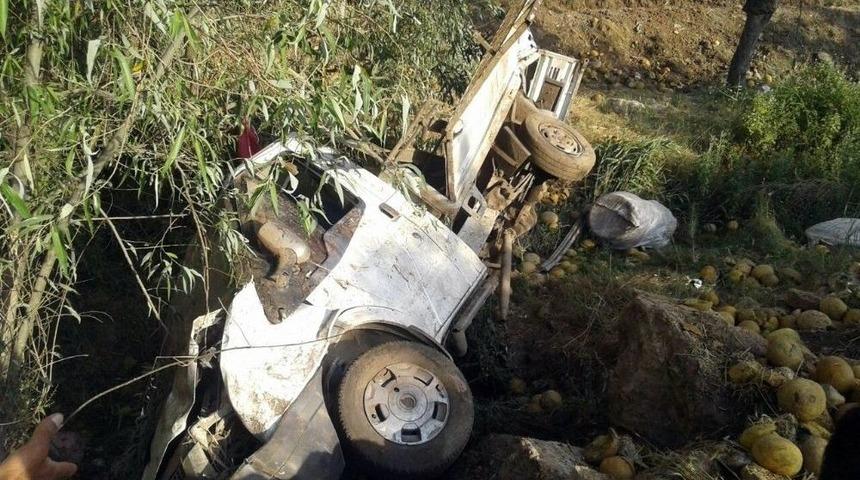 Kavun Y&uuml;kl&uuml; Kamyonet Tarlaya U&ccedil;tu:1 Yaralı