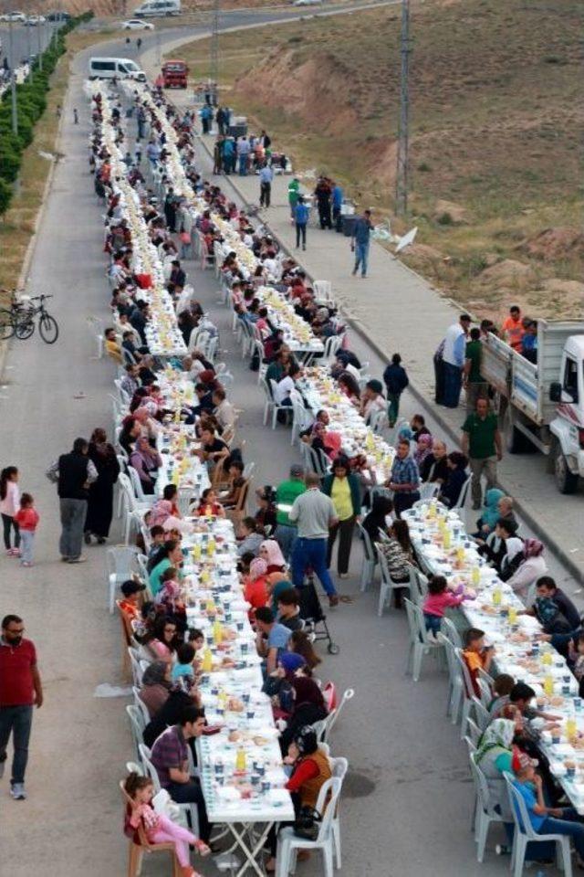 Aksaray Belediyesi Toki Bölgesinde 8 Bin Kişiye İftar Verdi