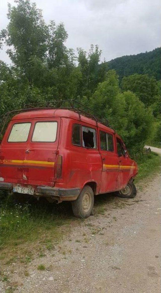 Kastamonu’da Yoldan Çıkan Minibüs Takla Attı