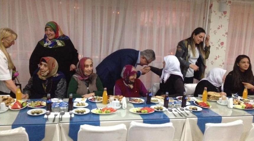 Huzurevine &lsquo;babalar G&uuml;n&uuml;&rsquo; Ziyareti