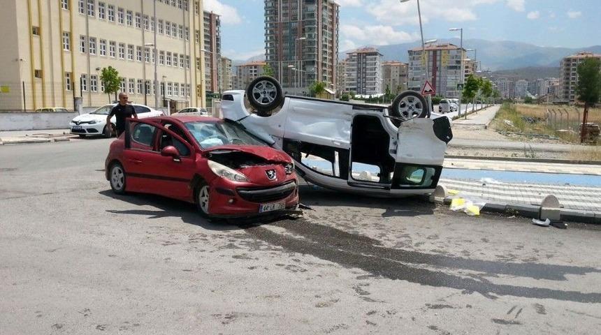 Otomobil Takla Attı: 2 Yaralı