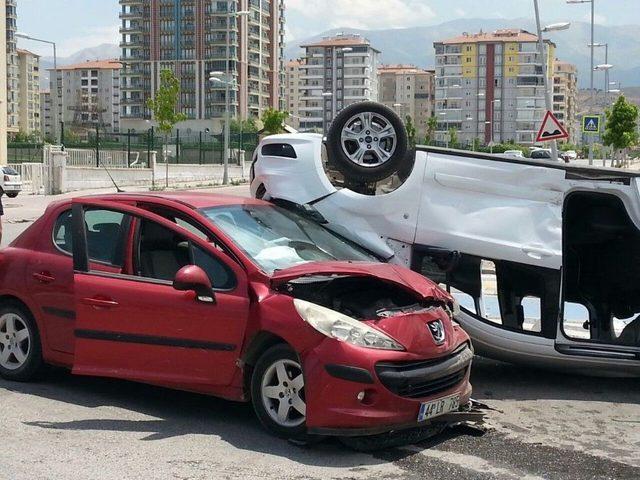 Otomobil Takla Attı: 2 Yaralı 1