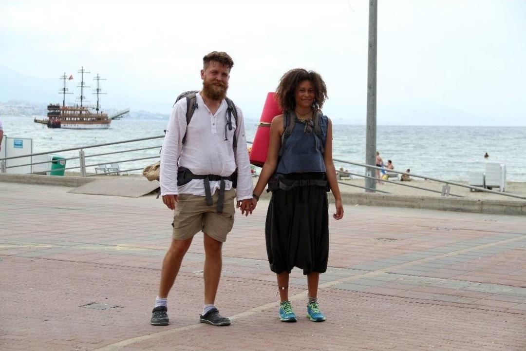 D&uuml;nyayı Bisikletle Dolaşan Alman &Ccedil;ift Y&uuml;r&uuml;yerek İran&rsquo;a Gitmek İ&ccedil;in Yola &Ccedil;ıktı