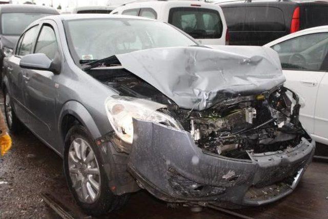 Tır'a Çarpan Otomobilin Sürücüsü Öldü