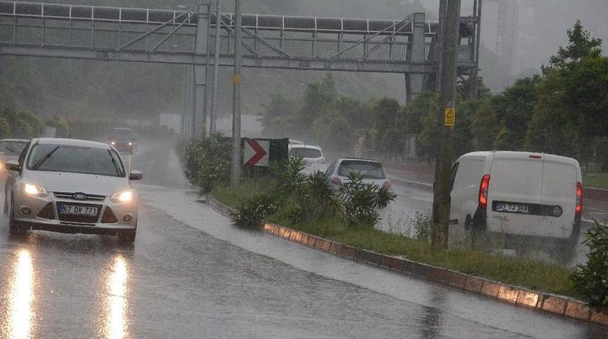 Kaya Par&ccedil;aları Yaya Yoluna D&uuml;şt&uuml;