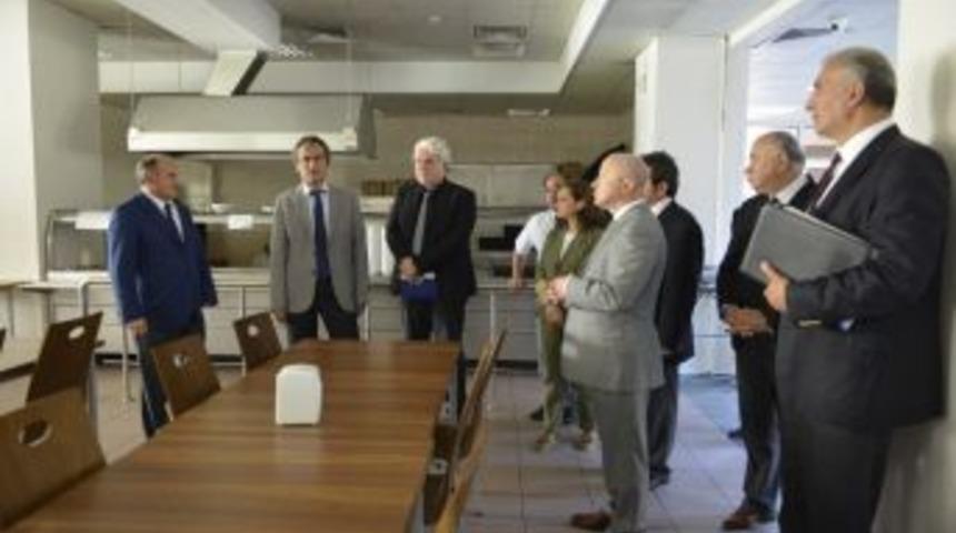 Rekt&ouml;r &Ouml;zer Tıp Fak&uuml;ltesi Binasını Gezdi