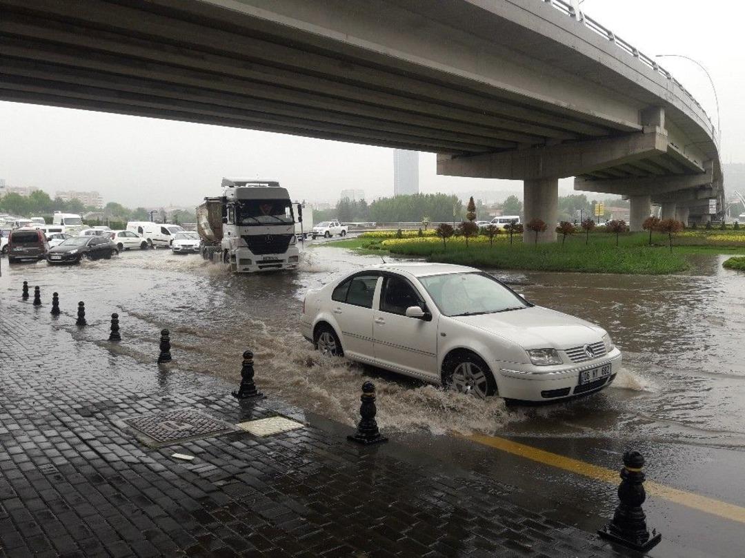 Başkent&rsquo;te Sağanak Yağış Hayatı Olumsuz Etkiledi