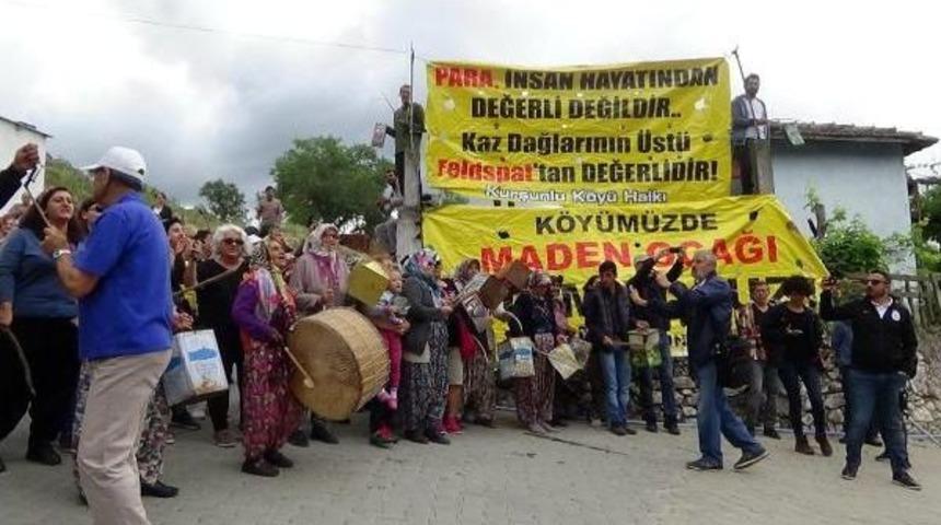 Davullu, Tenekeli Protesto, &Ccedil;ed Toplantısını Iptal Ettirdi