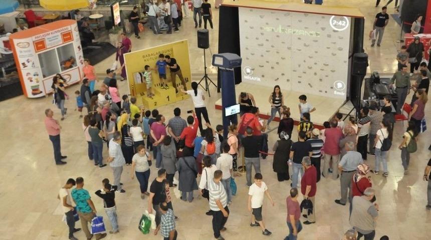 Babalarına Hediyeyi Yarışarak Aldılar