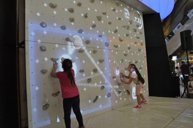 Babalarına Hediyeyi Yarışarak Aldılar 1