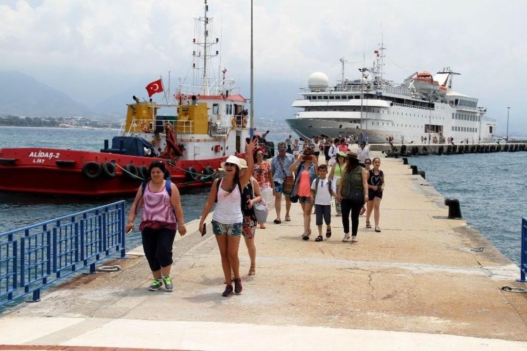 L&uuml;ks Gemiden İnen Turistlere Mehterli Karşılama