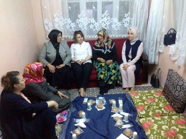 Esra T&uuml;fenkci Yardıma Muhta&ccedil; Ailelerin Dertlerine Ortak Oldu 1